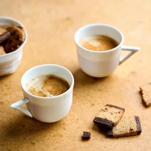 tasse-a-cafe-biscuit-12cl-graphique-anse-geometrique-porcelaine-limoges-l-atelier-du-blanc