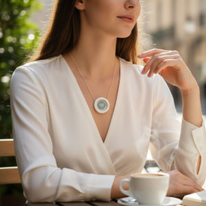 collier-bleu-createur-piece-unique-pendentif-rond-porcelaine-argent-l-atelier-du-blanc-limoges
