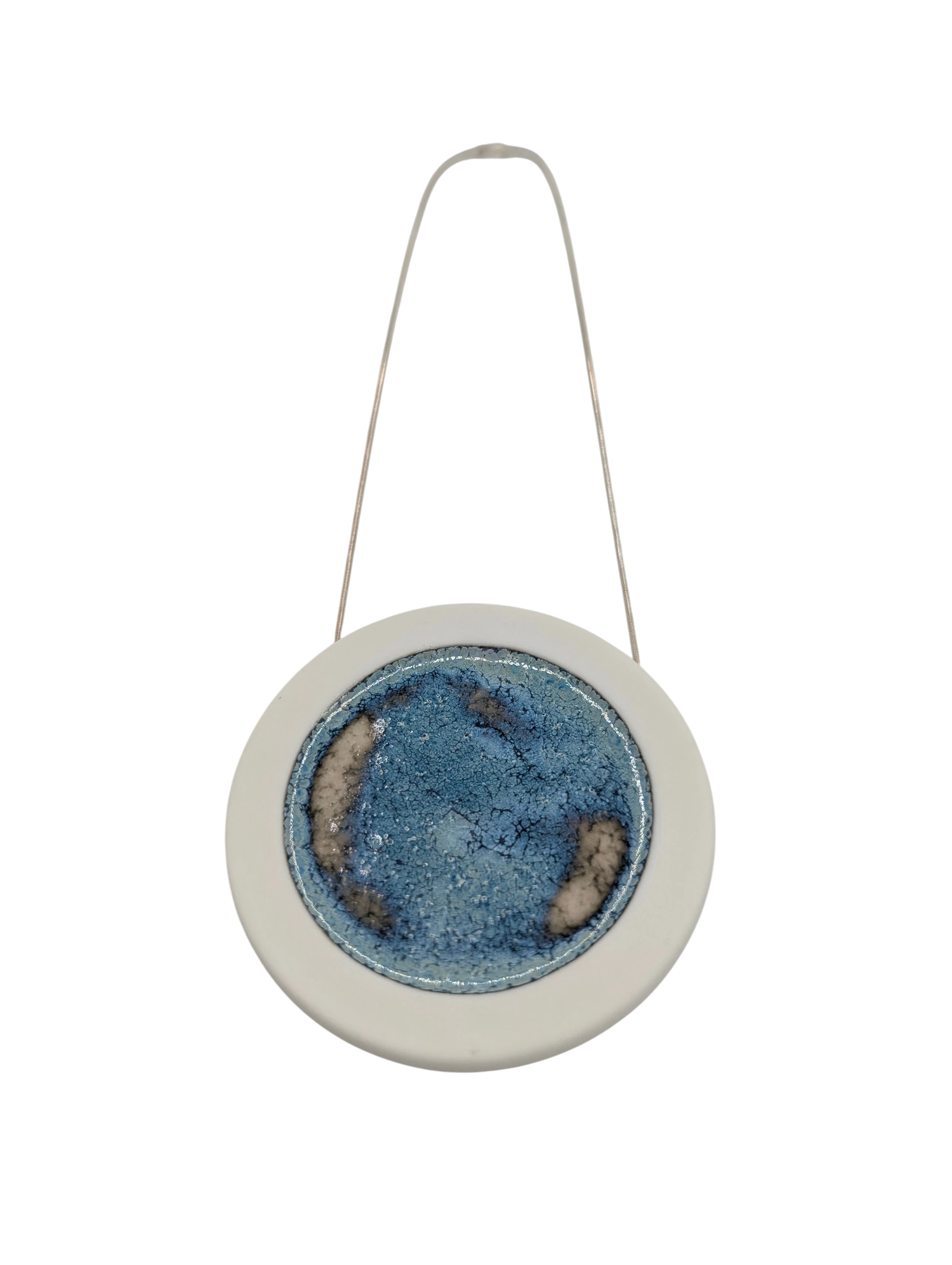 collier-createur-piece-unique-gros-pendentif-rond-porcelaine-chaine-argent-l-atelier-du-blanc-limoges