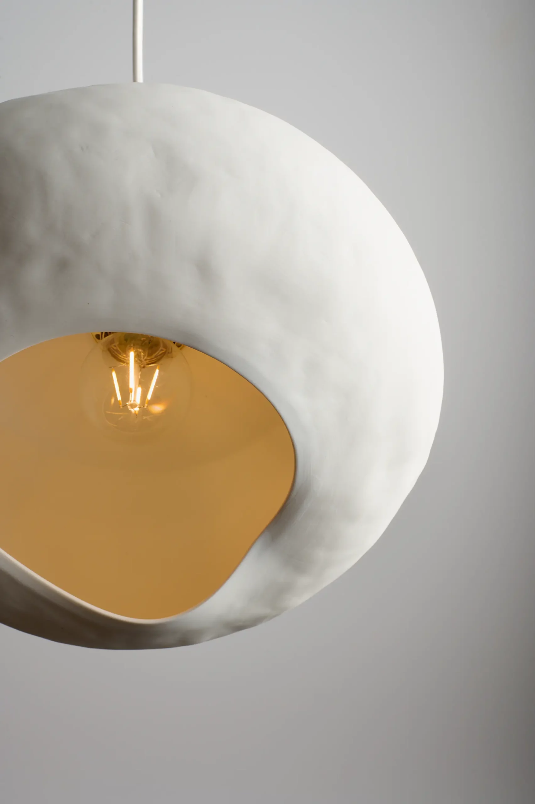 Luminaire en porcelaine de Limoges à l'intérieur doré