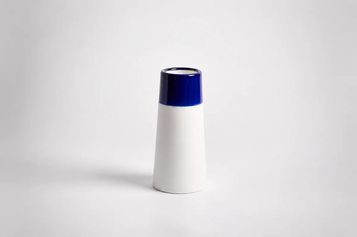 vase-tube-porcelaine-bleu-de-four-roi-nuit-latelier-du-blanc