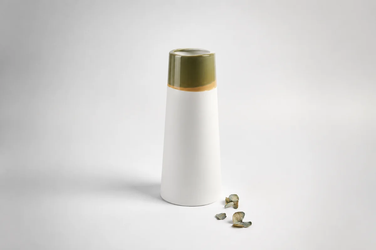 vase-tube-porcelaine-bouquet-de-rose-couleur-vert-olive-latelier-du-blanc